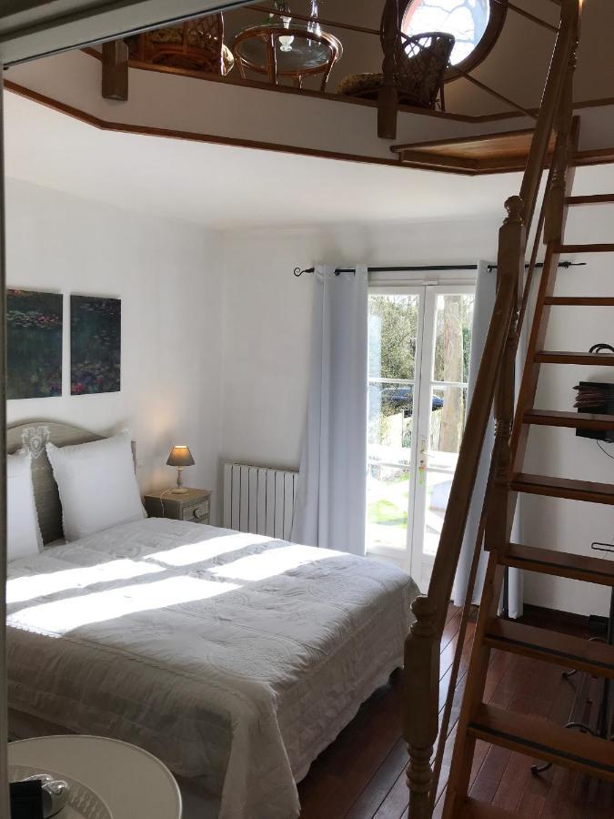 Rose Garden Mezzanine Bed & Breakfast จีแวร์นี ภายนอก รูปภาพ