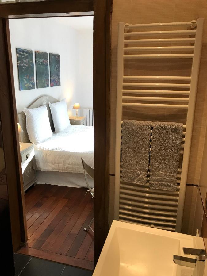 Rose Garden Mezzanine Bed & Breakfast จีแวร์นี ภายนอก รูปภาพ